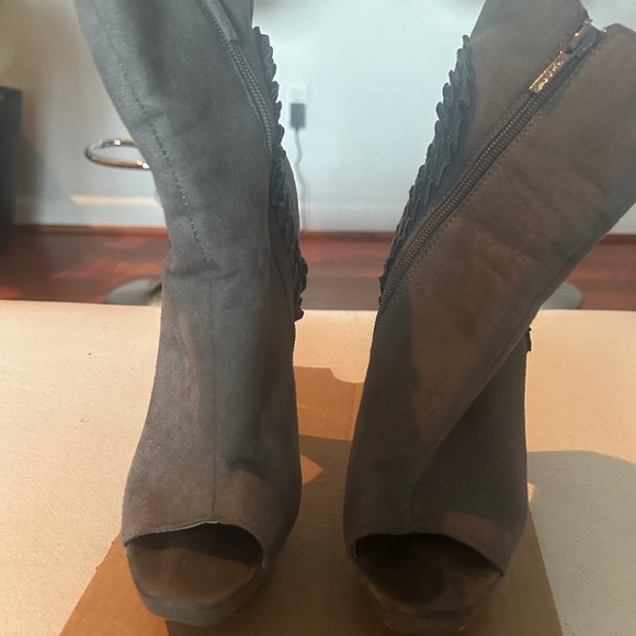 Michael Antonio platform suede, gray booties - Picture 2 of 4